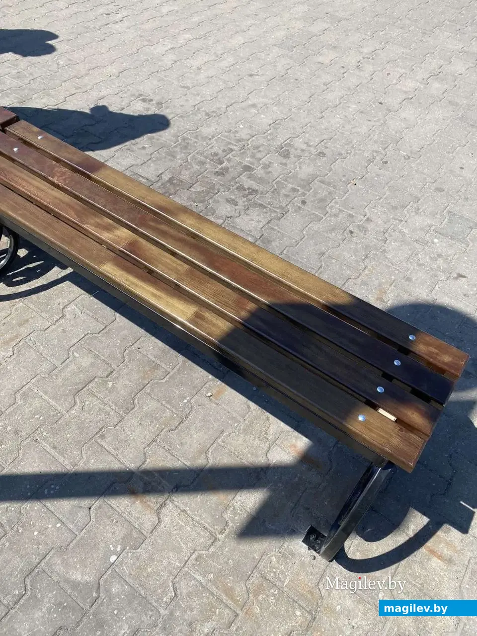 Июнь, 2023 г. Могилев. На автовокзале появились новые лавочки.