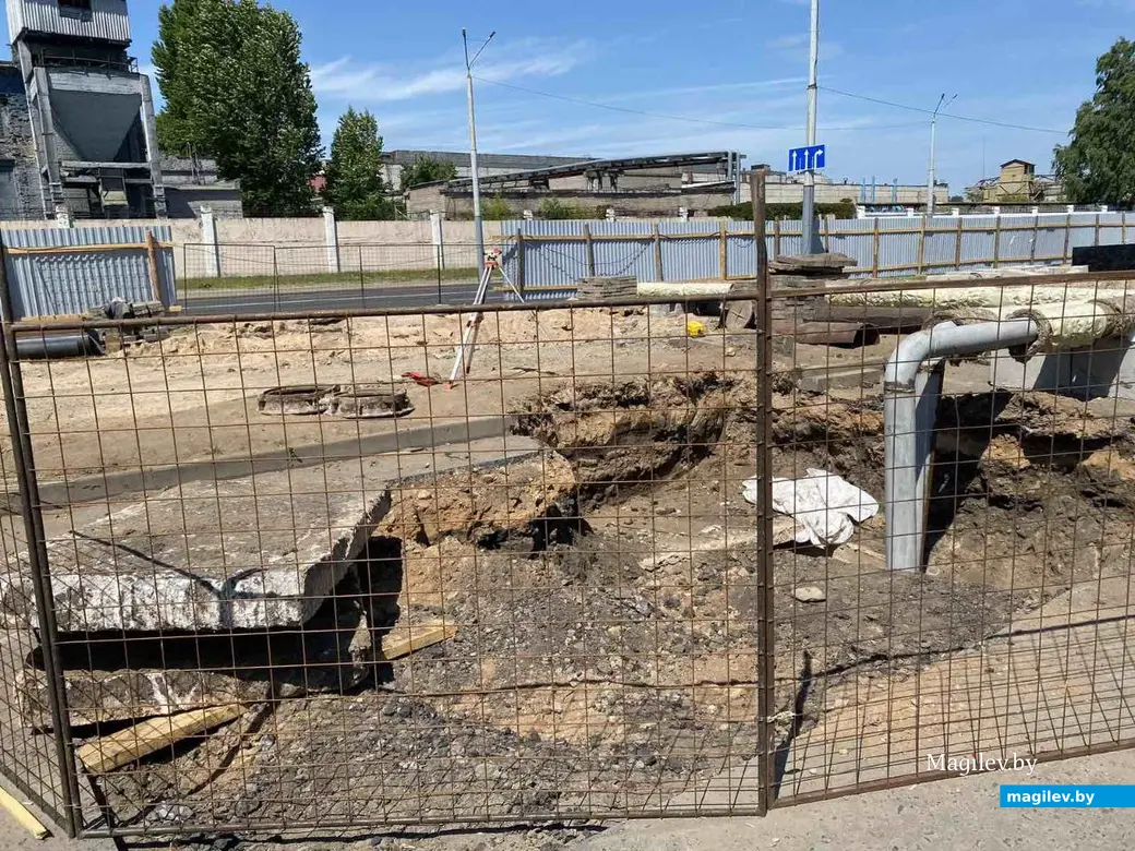 Июнь, 2023 г. Могилев. На автовокзале также меняют трубы.