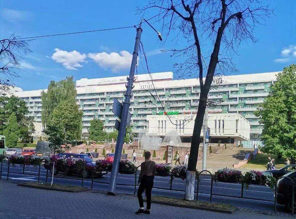 Троллейбус повредил фонарный столб в центре Могилева. Фото: ГАИ.