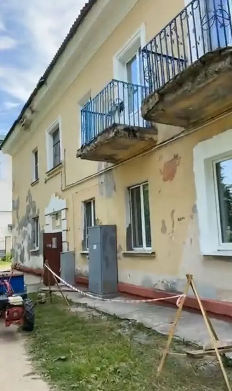 Под балконами страшно ходить, может что-нибудь упасть на голову. Скриншот видео.