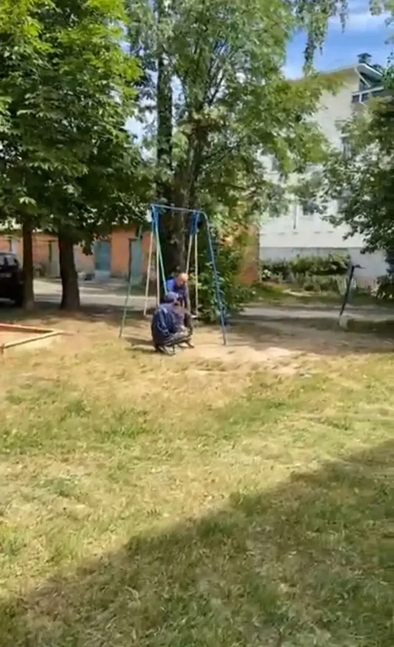 Детская площадка, на которой отдыхают не дети. Скриншот видео.