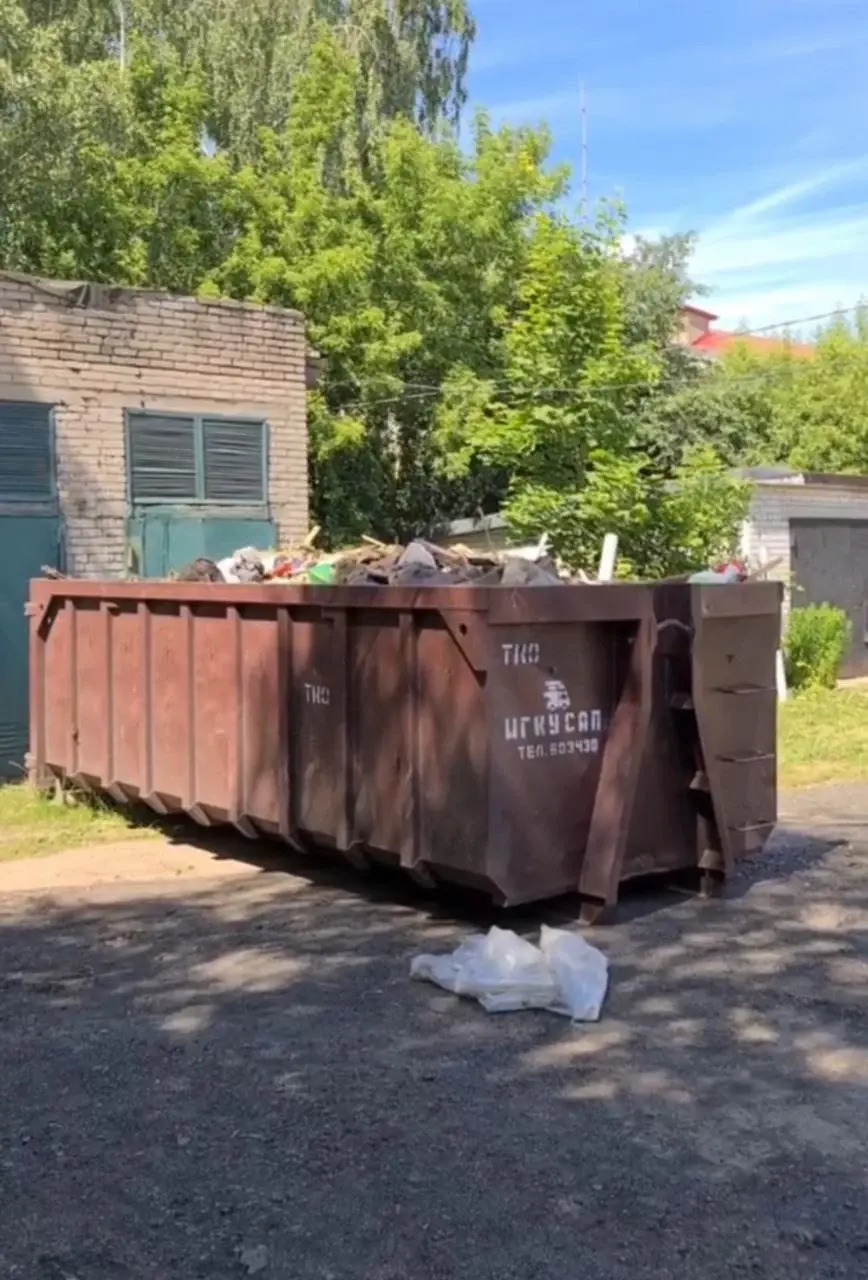 Сюда пригнали транспорт и оборудование, чтобы ликвидировать свалку. Скриншот видео.