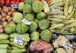 Что почем? Узнали, чего можно накупить на 20 рублей на местном мини-рынке