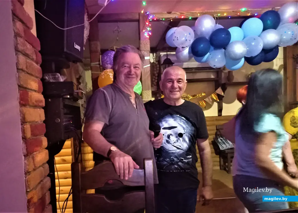 Валерий Катков (слева) и Сергей Грумо готовы поднять настроение медработникам. Могилев, корчма «У сяброў», 16.06.2023 года.