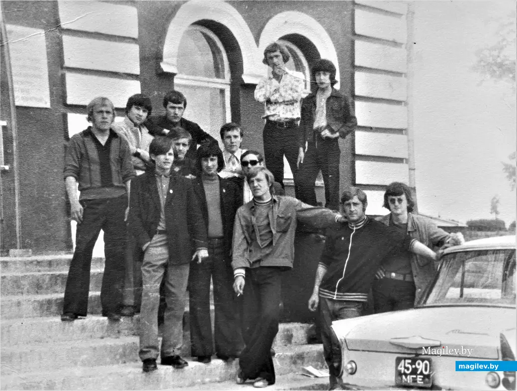 Поклонники «Катков» перед входом в ДК стройтреста №12. Могилев, 1970-е годы.