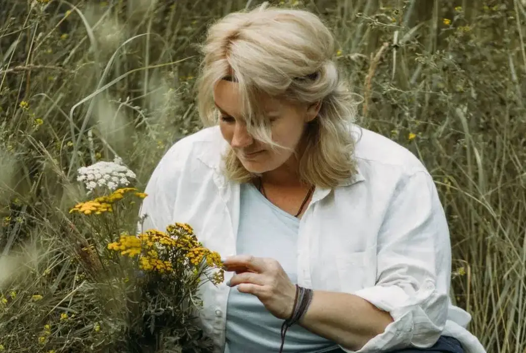 Алена Пшанцева за сбором трав.