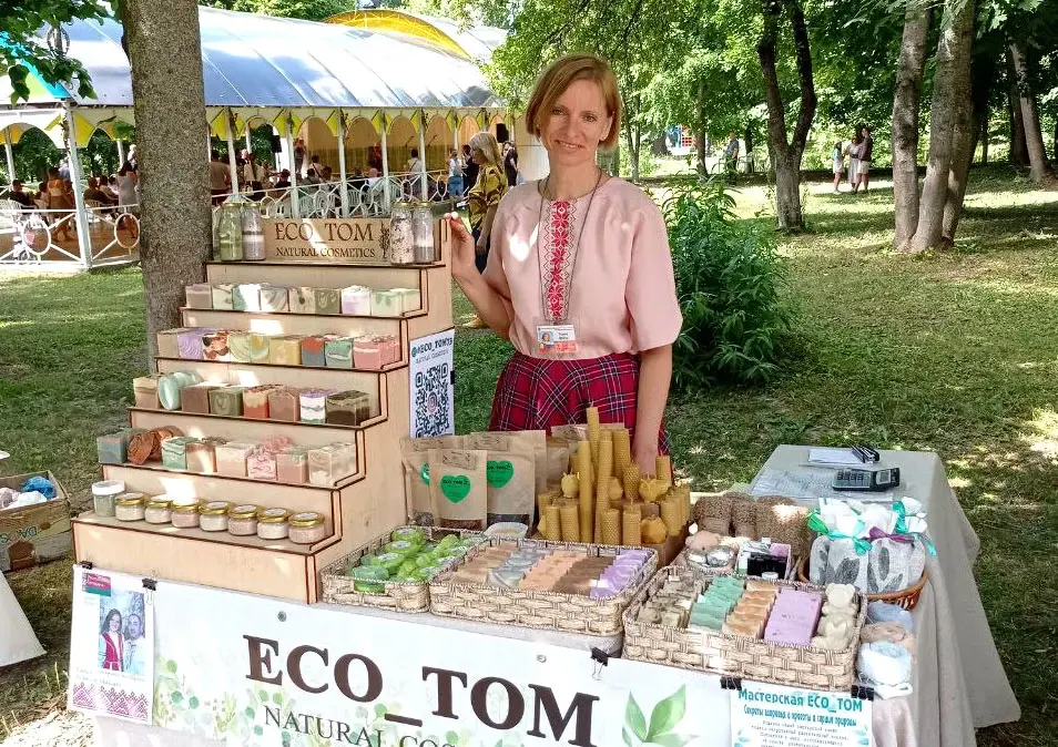 Ирина Томак с своей экопродукцией.