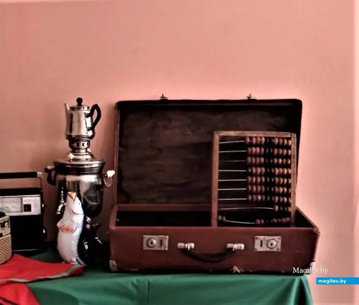 Чемоданчики вроде не разговаривают... Ну, это смотря с кем. Вот наш главный рассказчик. Выставка в школе №19. Могилев, июнь, 2023 г.