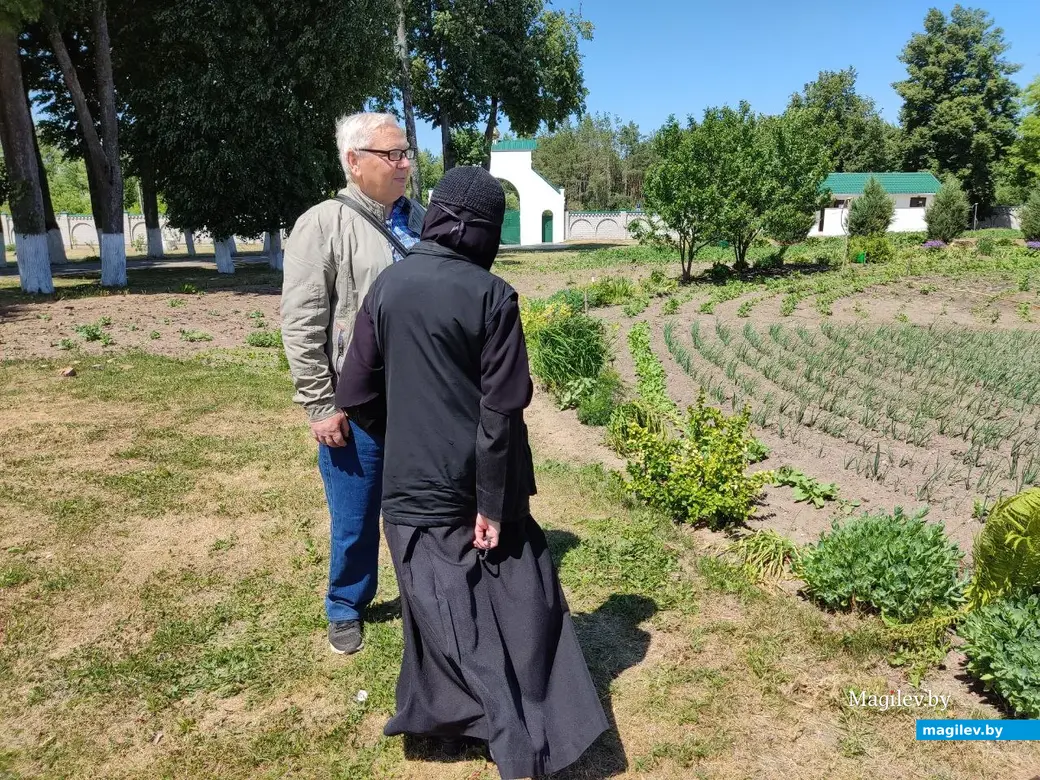 Барколабовский Свято-Вознесенский женский монастырь. Сестра Антонина показала нам тот самый круглый огород. Быховский район, 11.06.2023 г.