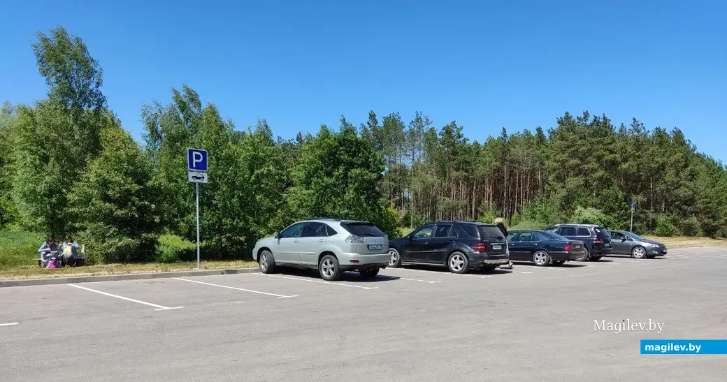 Парковка у монастыря просторная, поместятся и автомобили, и даже автобусы. Быховский район, 11.06.2023 г.