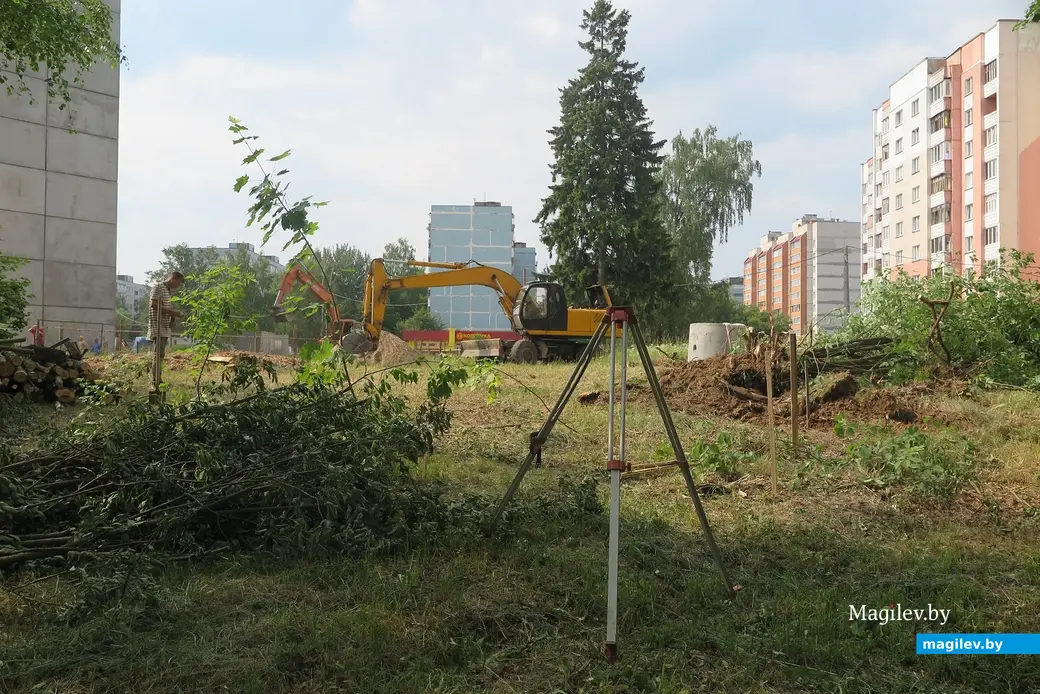 Июнь 2023 г. Могилев, 30 лет Победы. Рядом с «Березовой рощей» идет стройка.