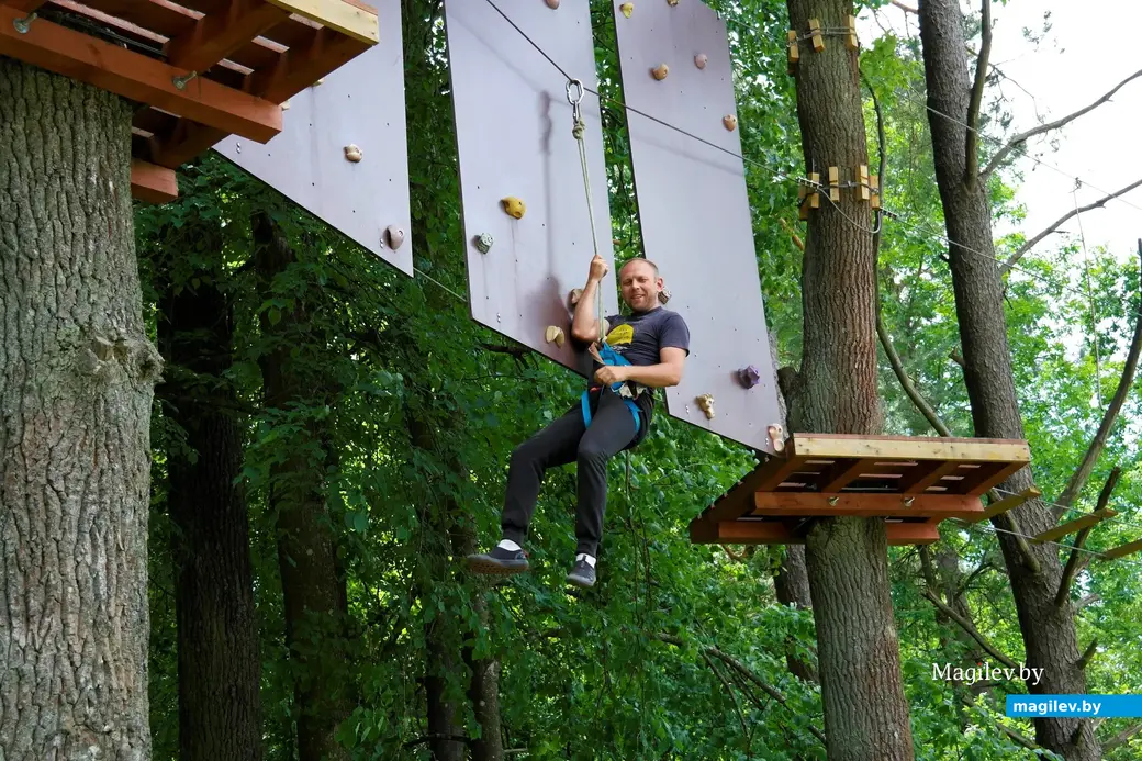 Парк активного отдыха «Рубикон», Могилев. Июнь, 2023. Андрей повис на страховке.