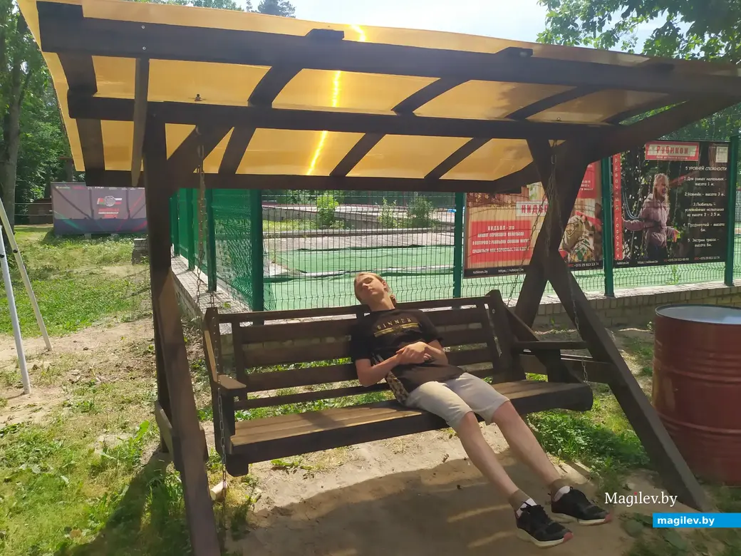 Парк активного отдыха «Рубикон», Могилев. Июнь, 2023. На качелях можно отдохнуть в промежутке между спортивными испытаниями.