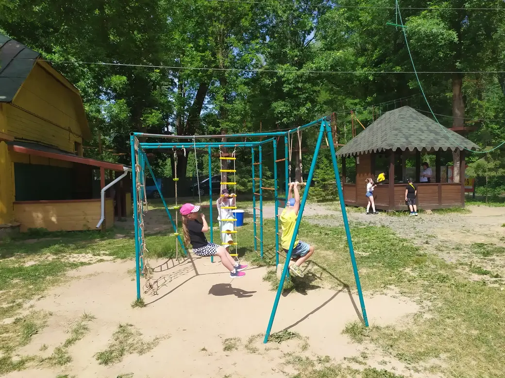 Парк активного отдыха «Рубикон», Могилев. Июнь, 2023. В этой беседке отдыхать семьям с детьми. Малышам тоже скучно не будет.