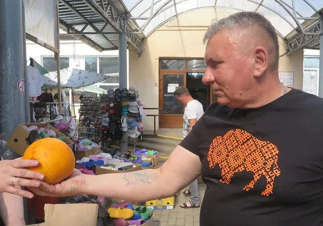 Клубника с картофелем дешевеют, арбузы держат цену: что почем на рынке в Могилеве