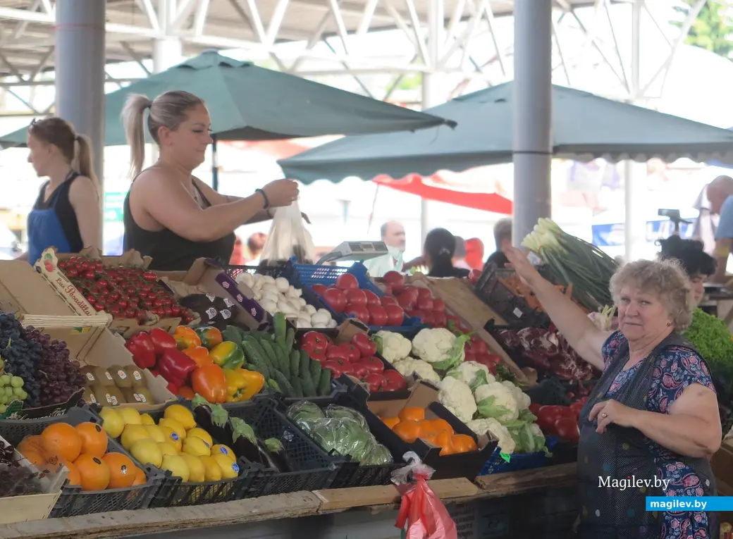 21.06.2023 г. Могилев, Центральный рынок. Утром, в 11 часов, уже бойко идет торговля.