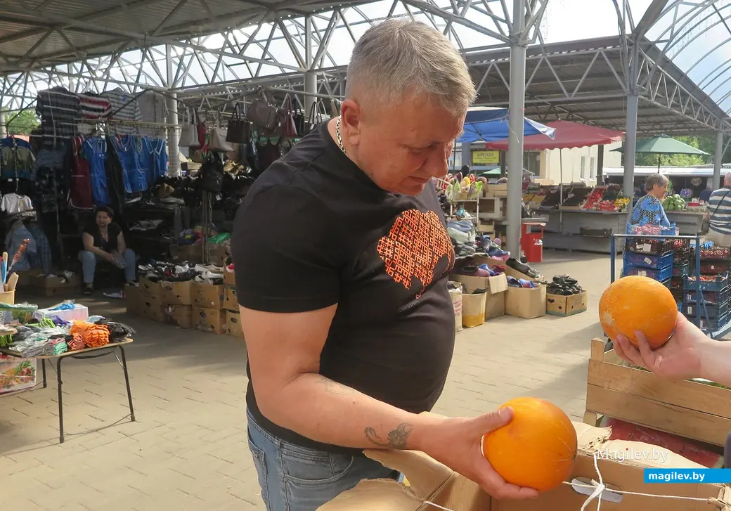 21.06.2023 г. Могилев, Центральный рынок. Спрос на дыни потиху растет.