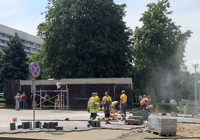 Что строят напротив главпочтамта Могилева? Строят доску почета Фотофакт