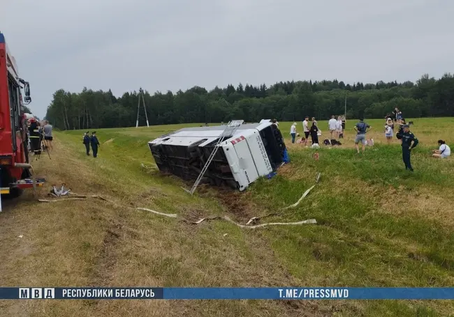 Под Витебском перевернулся туристический автобус из Могилева. Есть пострадавшие