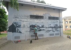 На Ленинской появился новый мурал со старым Могилевом. Фотофакт