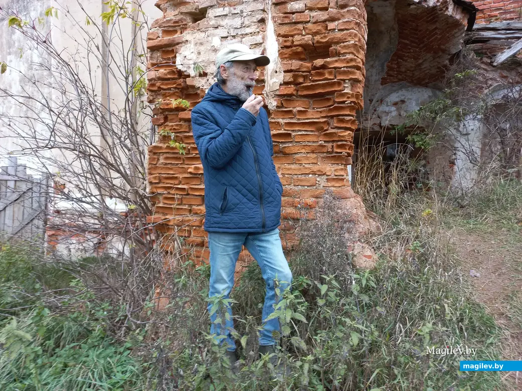 Паша Башмаков уже давно бросил курить, но трубку молодости хранит. 2022 год.