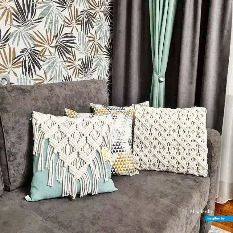 Интерьерная подушка в зависимости от размера и количества плетения стоит от 50 до 80 рублей.
