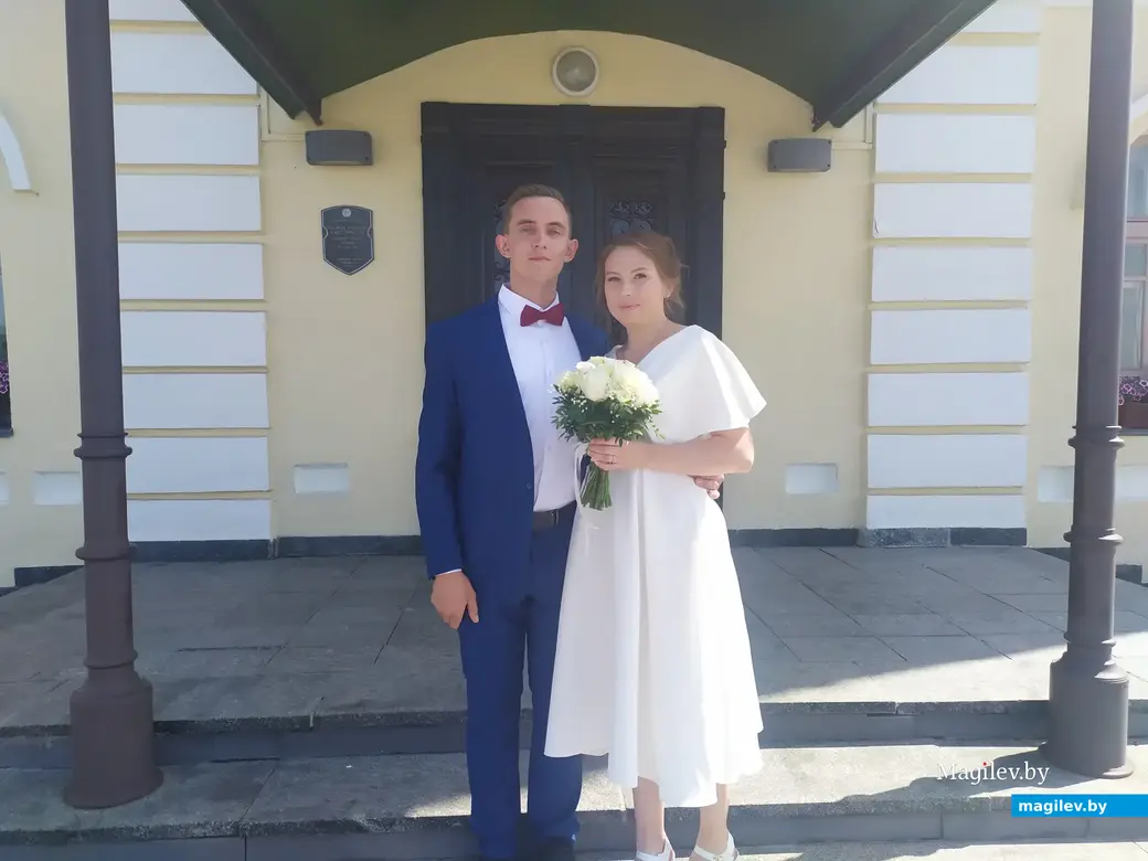 ЗАГС, Могилев. 24.06.2023. Ольга и Игорь Меньковы. Игорь окружил любимую вниманием и заботой.