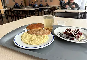 «Чалавек галодны нi на што не годны»: каким оказался обед за 5 рублей в столовой от «Метиз»