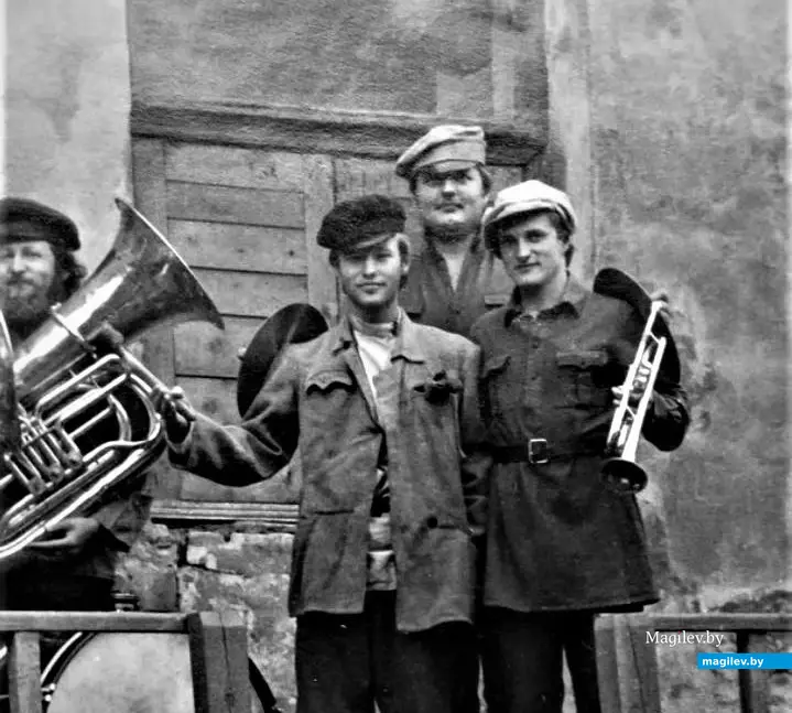 Кто сказал, что труба цимбалам не подруга. Крайний слева – Владимир Браиловский. (Съемки фильма «Паруса моего детства»). Могилев, 1980 г.