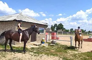 Любительницы верховой езды Маша и Даша – постоянные посетители конюшни. Частная конюшня в д.Городня Могилевского района.