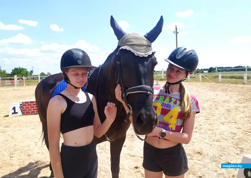 Маша Кривун и Дарья Муравьева. Частная конюшня в д.Городня Могилевского района.