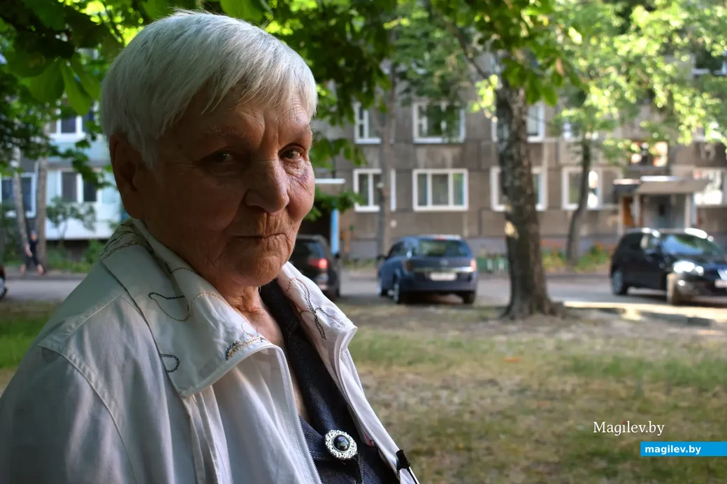 20.06.2023, Бобруйск. Елена Николаевна Горбанюк во дворе своего дома.