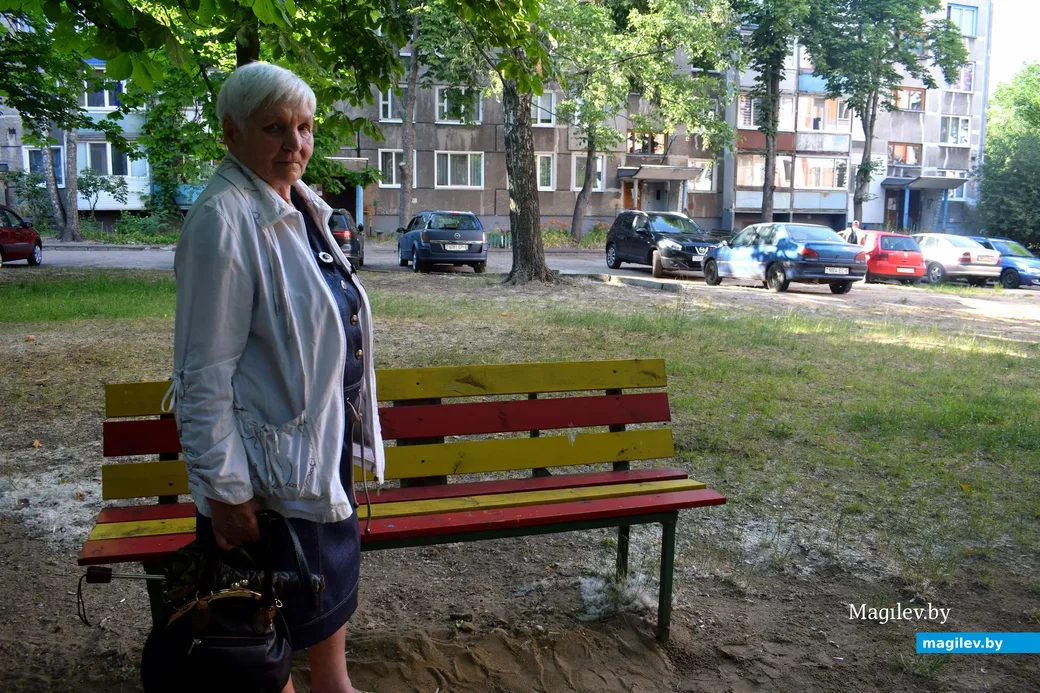 20.06.2023, Бобруйск. Елена Николаевна Горбанюк во дворе своего дома на Ульяновской, 42.