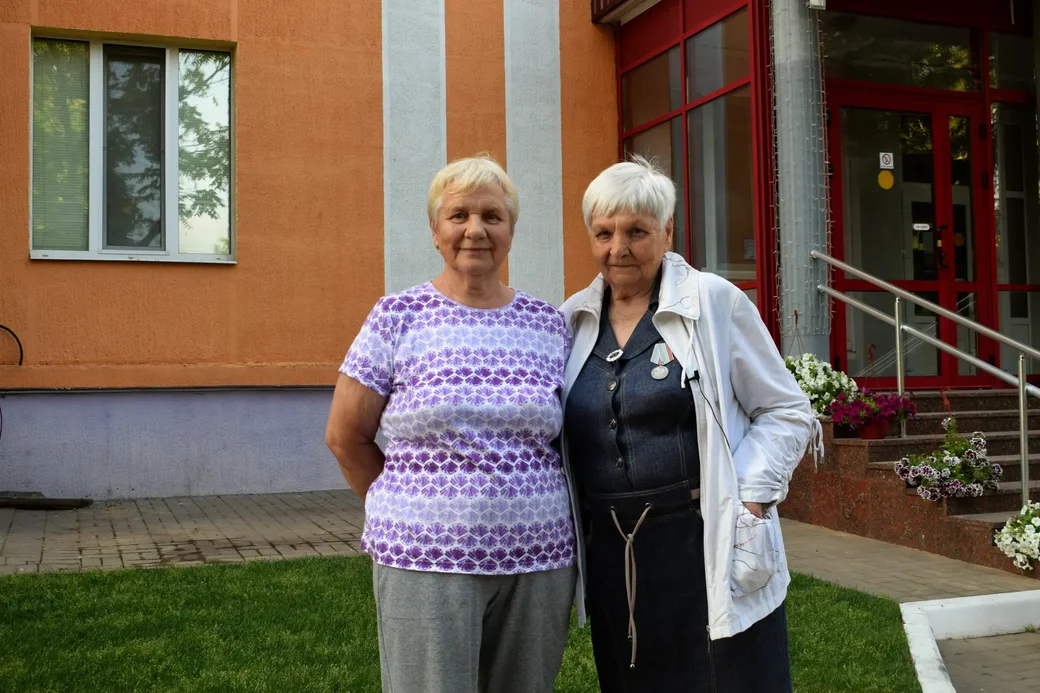 20.06.2023, Бобруйск. Елена Николаевна Горбанюк (справа) с приятельницей Валентиной Ивановной