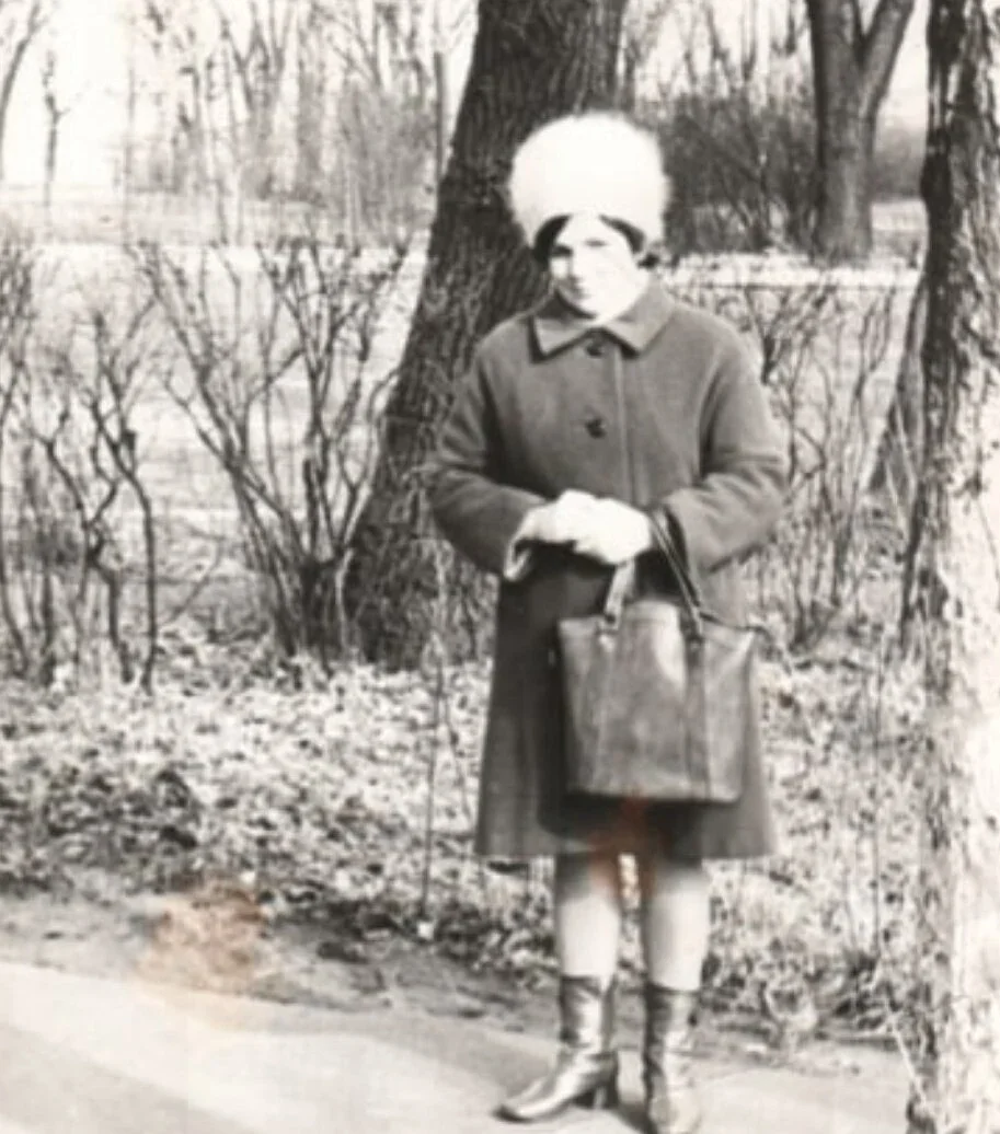 Елена Николаевна Горбанюк у санатория им. Ленина. Бобруйск, 1975 год.