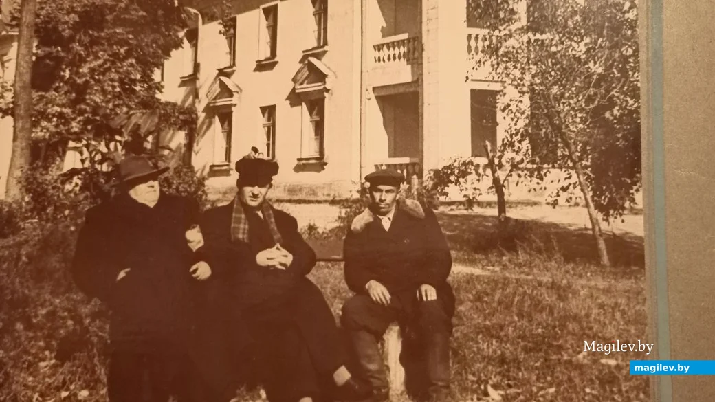 Санаторий им. Ленина, Бобруйск. Отдыхающие у корпуса №2, конец 1960-х. Фото из музея санатория.
