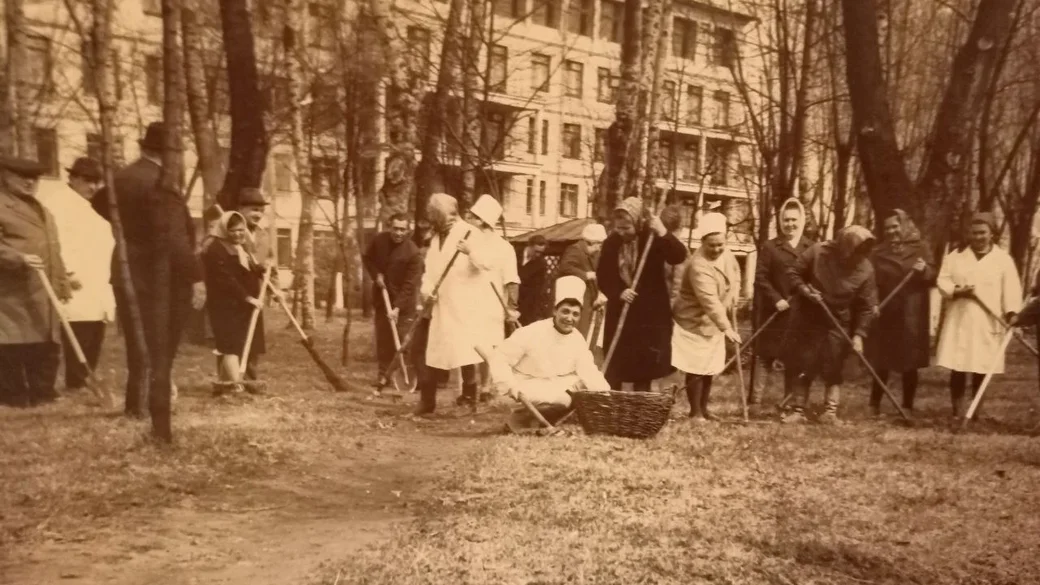 В 1970-х жизнь в санатории кипела: работники медучреждения вышли на субботник. Фото из музея