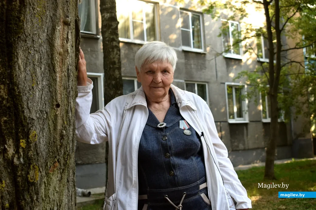 20.06.2023, Бобруйск. Елена Николаевна Горбанюк во дворе своего дома на Ульяновской, 42. Эти тополя