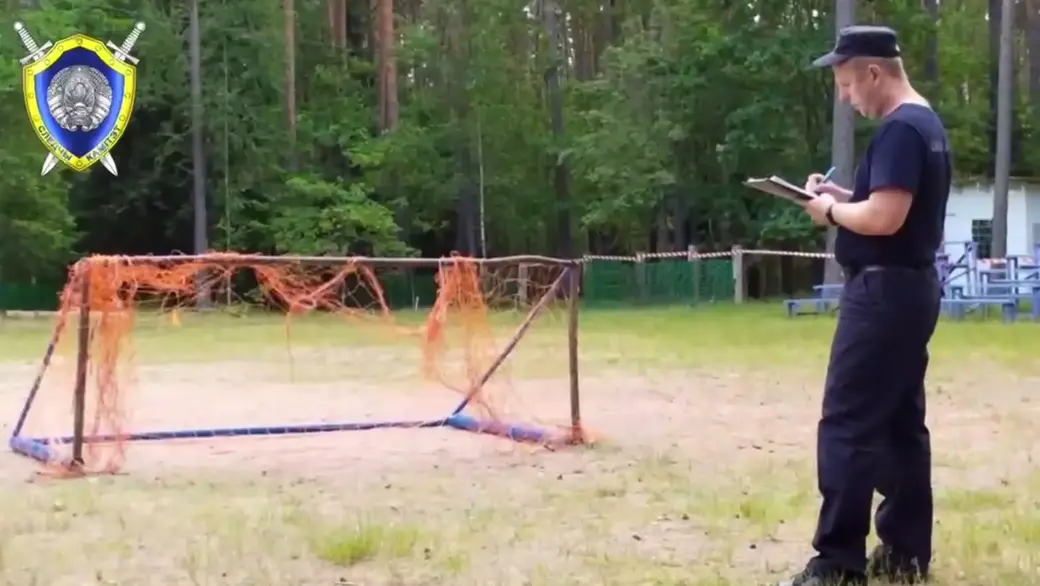 В лагере футбольные ворота упали на ребенка. Фото: СК.