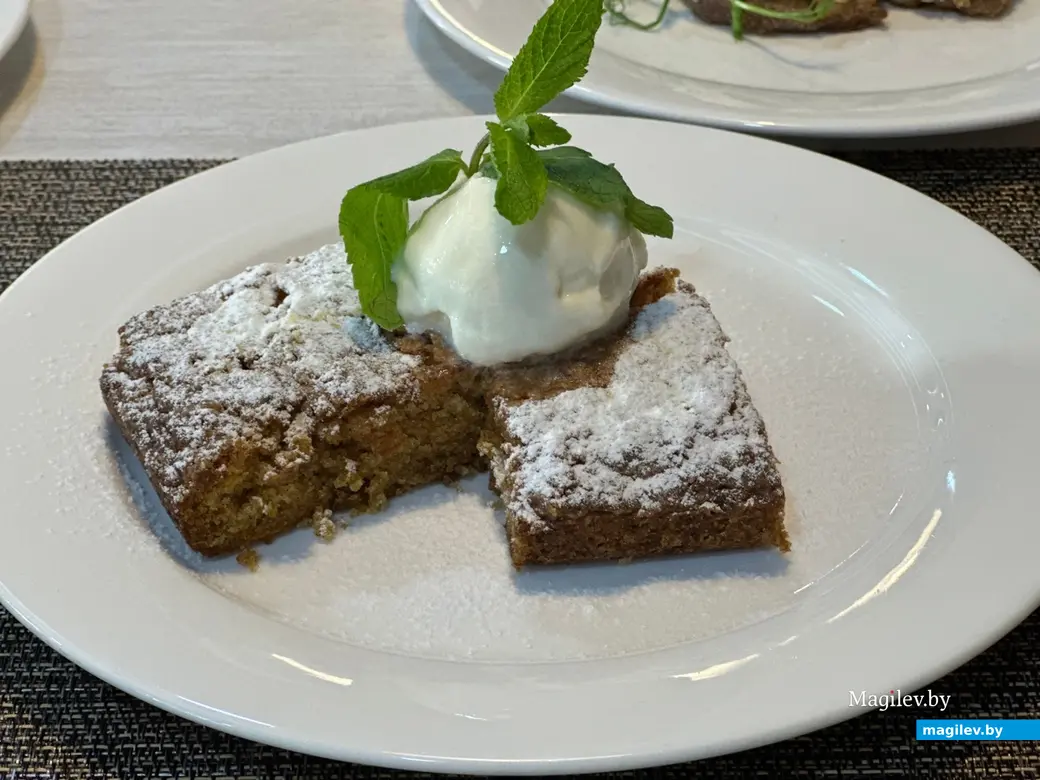 Морковный торт с ванильным мороженым и клюквенным морсом. Могилев, кафе «Станъ», июнь 2023 года.