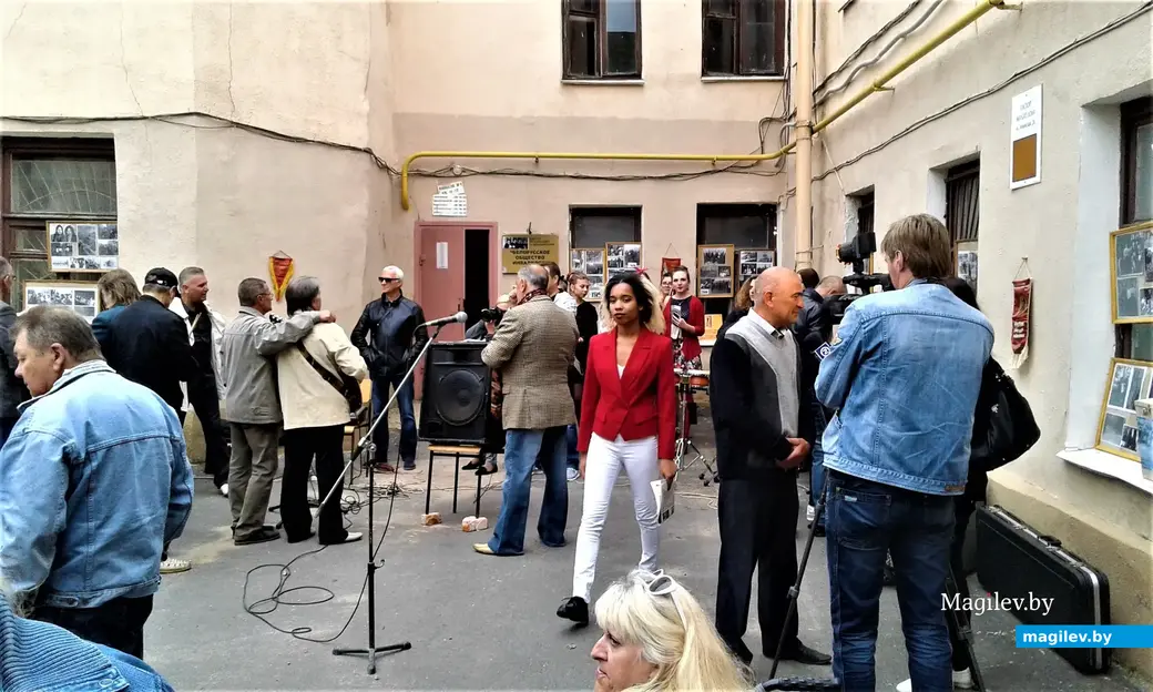 Тусовка могилевских «семидесятников» (справа Сергей Грумо дает интервью телевизионщикам). Могилев, дворик Алика Кузькина в Пожарном переулке, 2017 год.