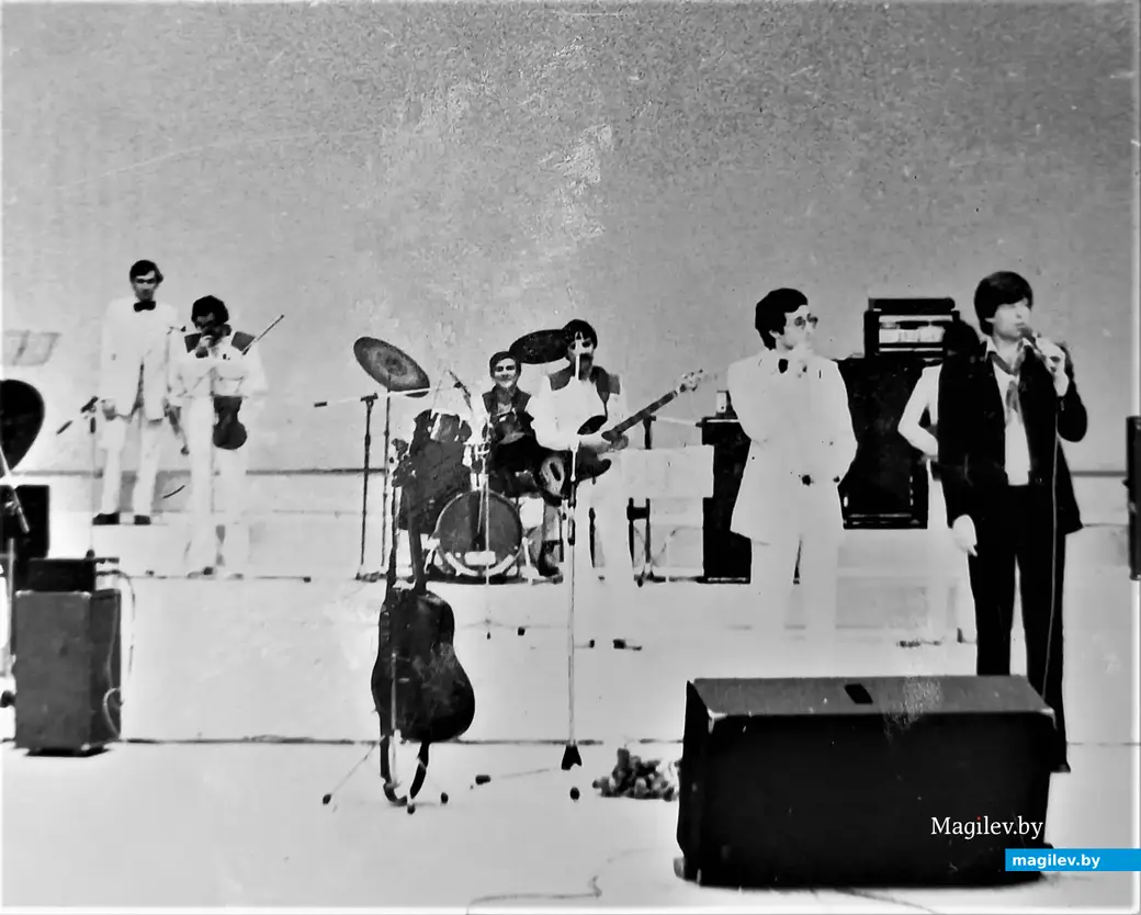 «Верасы» и Дин Рид (справа). За барабанами – Сергей Грумо, 1980-е годы.