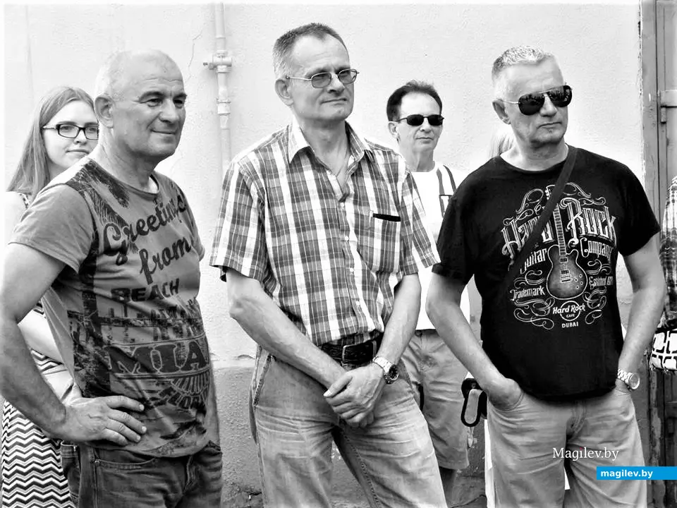 Сергей Грумо, Борис Заставнюк, Игорь Беляев на тусовке могилевских «семидесятников». Могилев, дворик Алика Кузькина в Пожарном переулке, 2017 год.