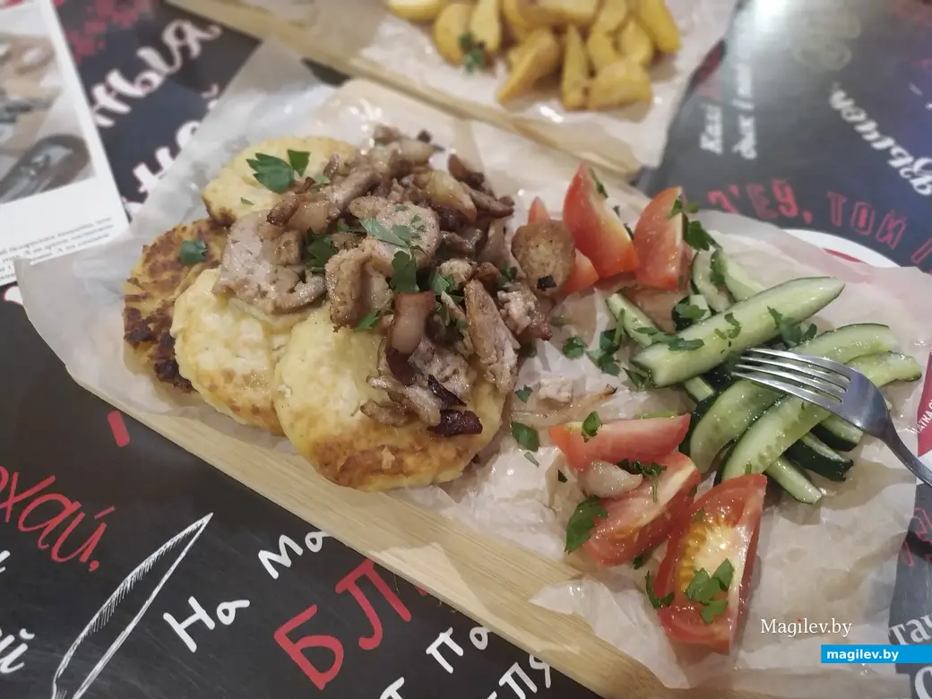 «Шпаркі лось», Магілёў. 28.06.2023. Бульбяныя аладкі з зажаркай і разнасоламі.