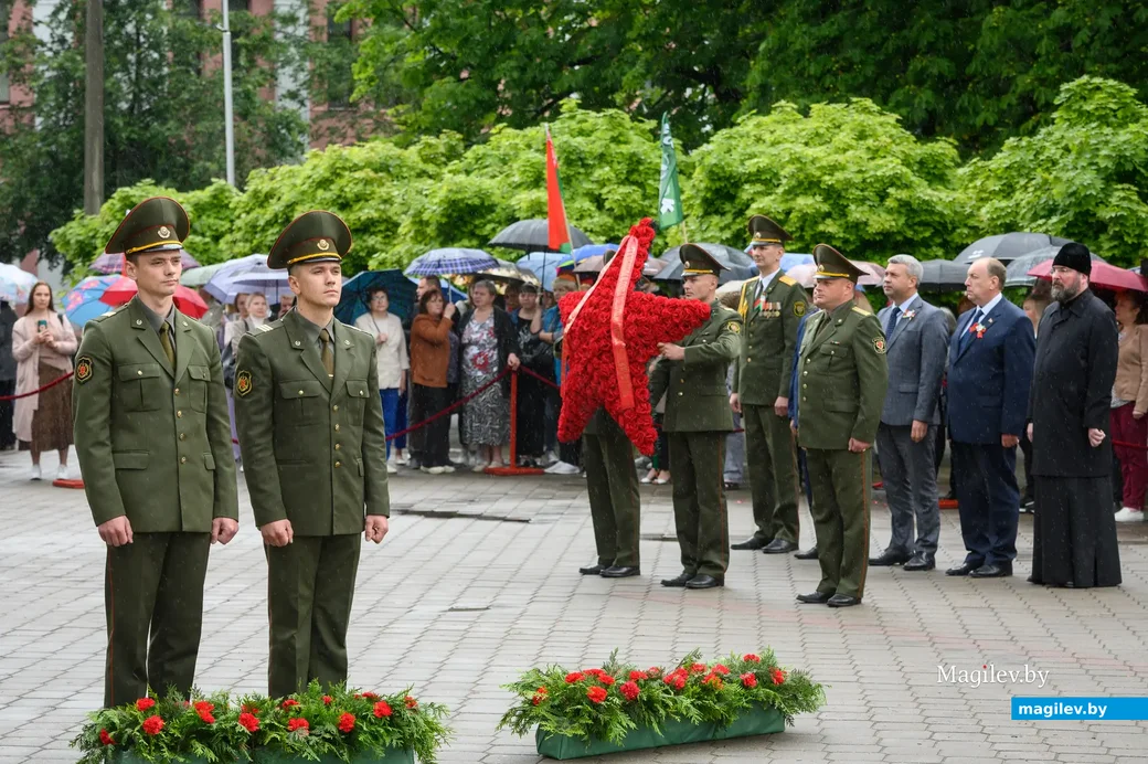 29.06.2023. Площадь Победы. Возложение венков к памятнику-танку на могиле генерала Б.С. Бахарова и