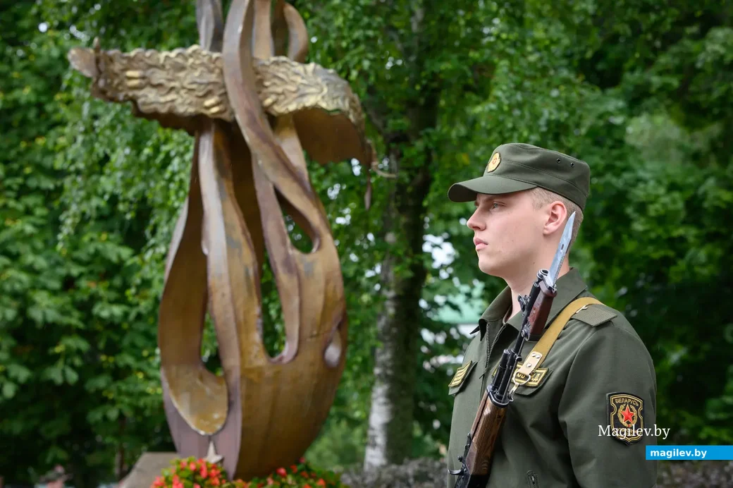 29.06.2023. Площадь Победы. Возложение венков к памятнику-танку на могиле генерала Б.С. Бахарова и