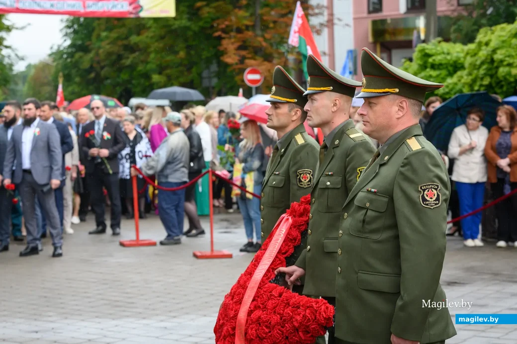 29.06.2023. Площадь Победы. Возложение венков к памятнику-танку на могиле генерала Б.С. Бахарова и