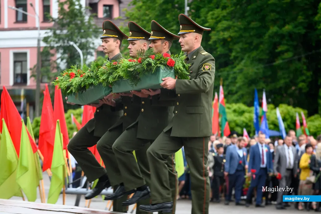 29.06.2023. Площадь Победы. Возложение венков к памятнику-танку на могиле генерала Б.С. Бахарова и