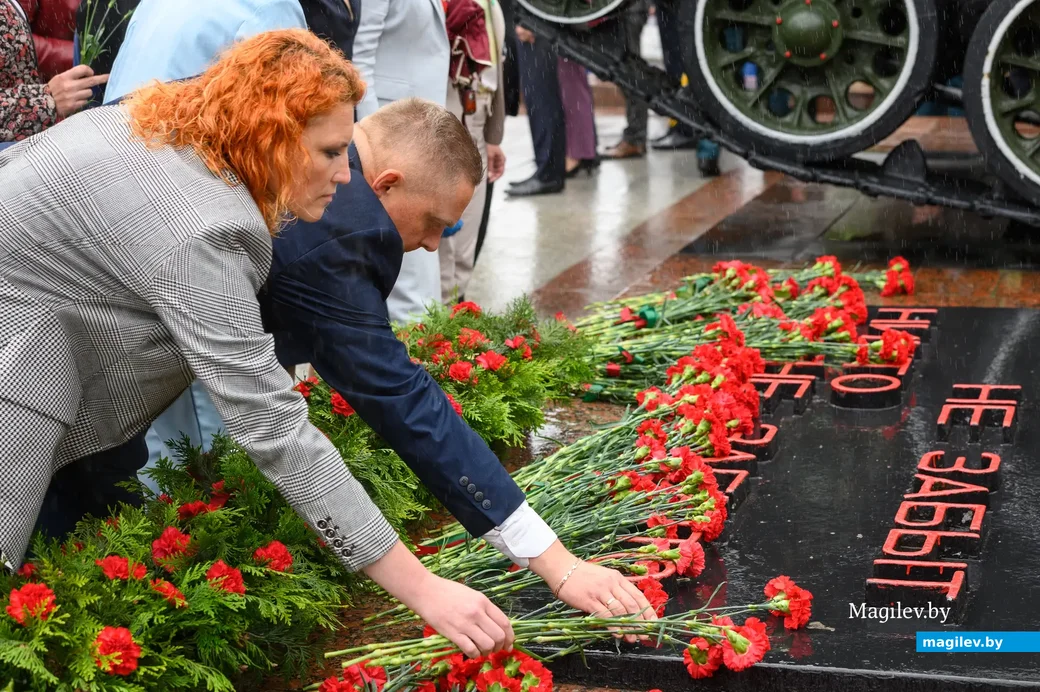 29.06.2023. Площадь Победы. Возложение венков к памятнику-танку на могиле генерала Б.С. Бахарова и