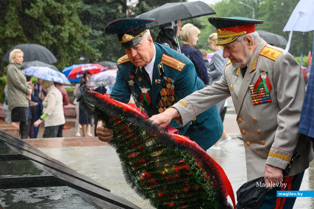 29.06.2023. Площадь Победы. Возложение венков к памятнику-танку на могиле генерала Б.С. Бахарова и